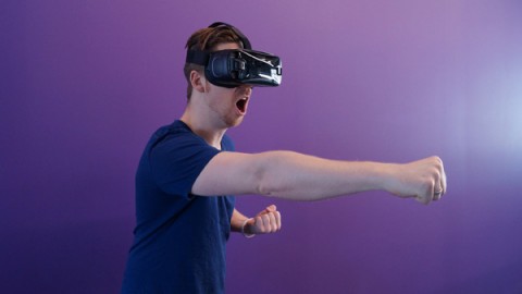 Een man met VR-bril speelt een Virtual Reality game